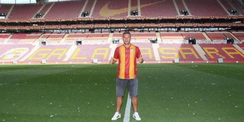 Lukas Podolski berfoto di Türk Telekom Arena setelah menandatangani kontrak untuk Galatasaray.