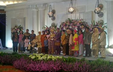 Para pemain sitkom Bajaj Bajuri berfoto bersama di Pernikahan putra Mat Solar, di Grand Sahid Jaya, Karet Tengsin, Jakarta Pusat, Minggu (21/10/2018).