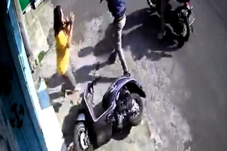 Terduga pelaku percobaan pencurian sepeda motor di Desa Banjararum, Kecamatan Singosari, Kabupaten Malang, Jawa Timur ancam korban dengan celurit.