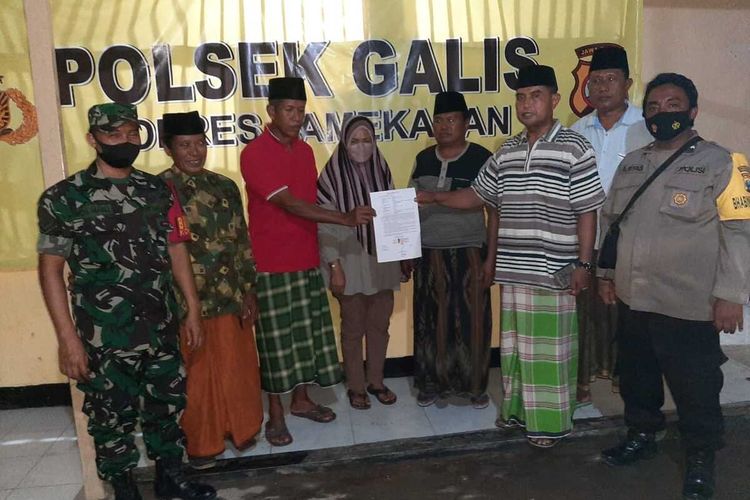 Pihak pelaku pembongkaran makam dan pemilik makam setelah dimediasi oleh Polsek Galis. Pelaku pembongkaran makam dalam kondisi gangguan jiwa.