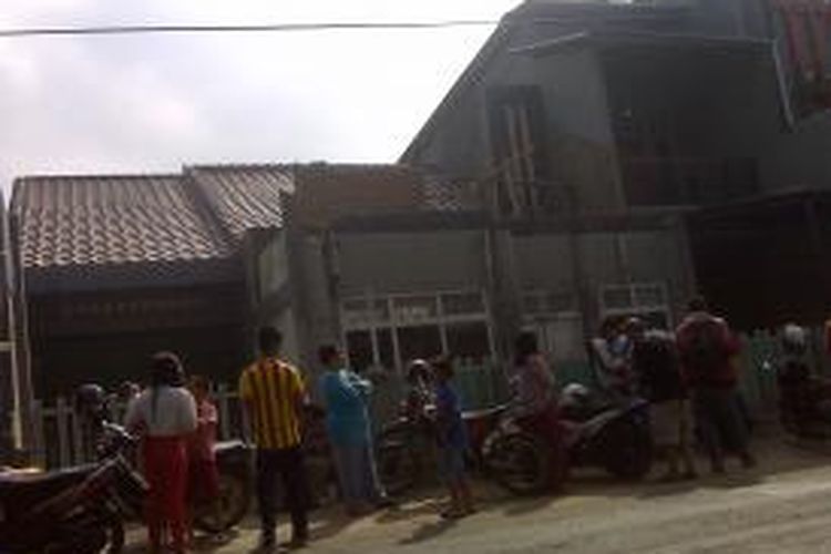 Rumah orang tua Ketua SKK Migas Rudi Rubiandini, di Jalan Cieunteung Nomor 116 Kota Tasikmalaya, terlihat sederhana dan sedang diperbaiki, Rabu (14/8/2013).