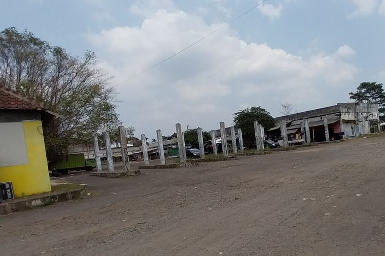 Bangunan terbengkalai di bekas Terminal Cilembang Tasikmalaya, Jawa Barat, Rabu (1/11/2023).