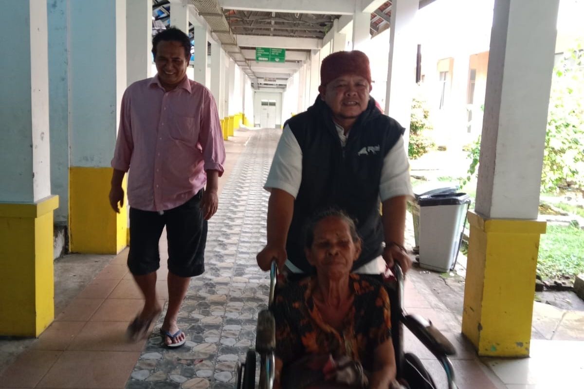 Heri Suryana atau yang biasa disapa Jaro Midun, Kepala Desa Cikahuripan, Kecamatan Cisolok, Kabupaten Sukabumi, Jawa Barat Saat bersama dengan warganya yang dibawa ke rumah sakit.