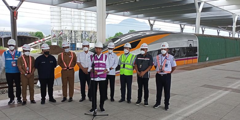 Presiden Jokowi mengharapkan Pembangunan Kereta Cepat Jakarta Bandung (KCJB) rampung pada Juni 2023, Jokowi berharap KCJB bisa mengkoneksikan hubungan antar Negara ASEAN dan Wilayah di Indonesia