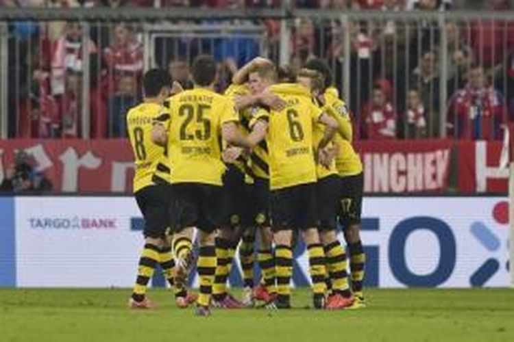 Para pemain Borussia Dortmund merayakan gol ke gawang Bayern Muenchen pada laga semifinal DFB Pokal di Stadion Allianz Arena, Muenchen, Selasa (28/4/2015).