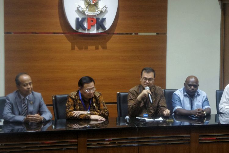 Komisioner Komnas HAM Maneger Nasution saat memberikan keterangan pers terkait dukungan Komnas HAM terhadap KPK atas penuntasan kasus penyerangan terhadap Novel Baswedan, di gedung KPK, Jakarta, Senin (5/6/2017).