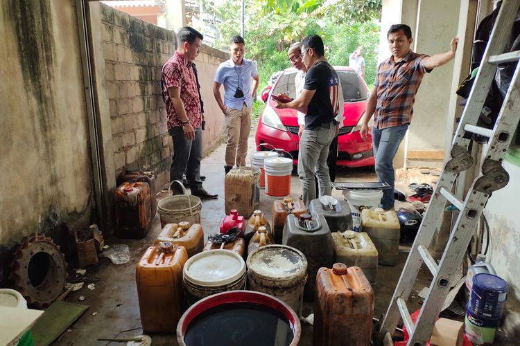 Timbunan solar bersubsidi di sebuah rumah di Kampak, Pangkalpinang, Selasa (6/9/2022).