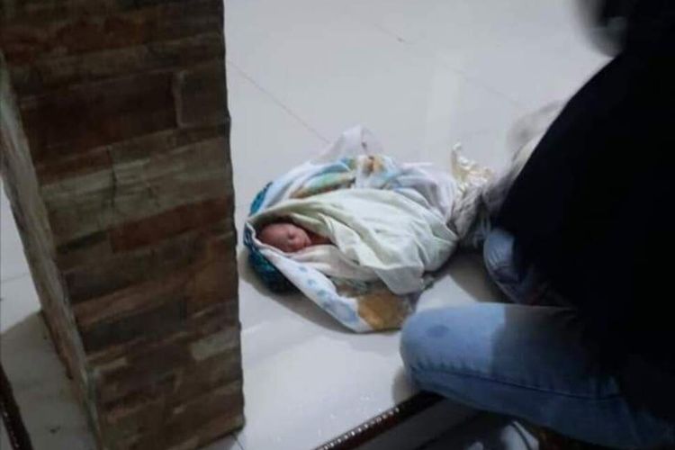 Bayi laki-laki diduga dibuang di teras rumah warga di Sumedang, Jawa Barat, Jumat (11/3/2022) petang. Dok. Warga/KOMPAS.com