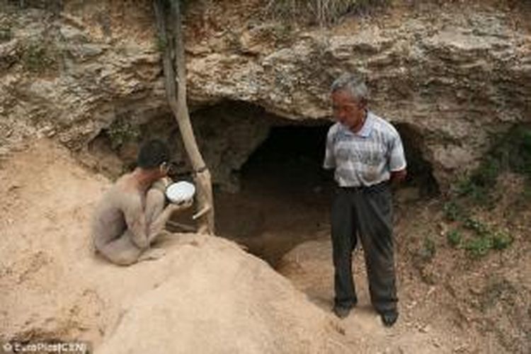 Sang ayah Cheng Yuanchao saat mengunjungi putranya Cheng Xiangtao, yang tertutup kotoran dan debu.