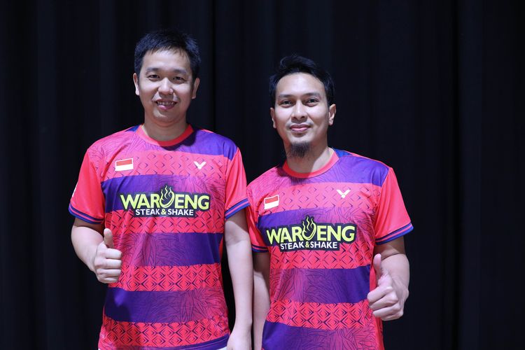 Pasangan ganda putra Indonesia, Hendra Setiawan/Mohammad Ahsan. Hendra/Ahsan langsung melaju ke babak 16 besar Australia Open 2023 setelah lawan mereka, Kevin Lee/Ty Alexander, tak hadir ke lapangan untuk melakoni laga babak 32 besar yang seharusnya digelar di Quaycentre, Sydney, pada Selasa (1/8/2023) siang WIB.