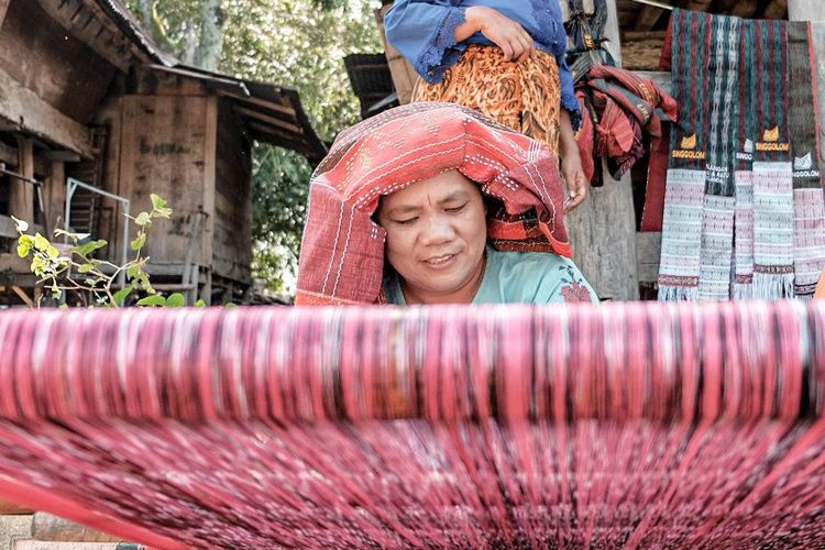 Kain ulos yang diberikan pada Raja dan Ratu Belanda merupakan buatan warga desa Lintong Nihuta