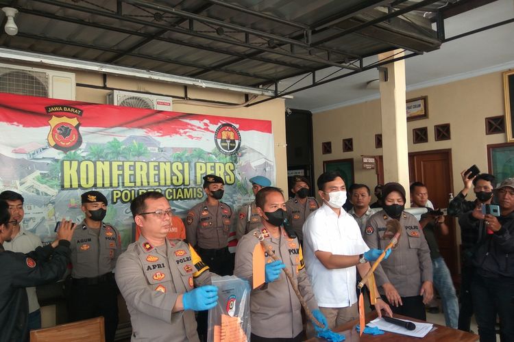 Kapolres (tengah) didampingi wakapolres dan kasat reskrim menunjukkan barang bukti yang dipakai pelaku untuk menganiaya korban, saat ekspos kasus di Mapolres Ciamis, Kamis (16/2/2023).