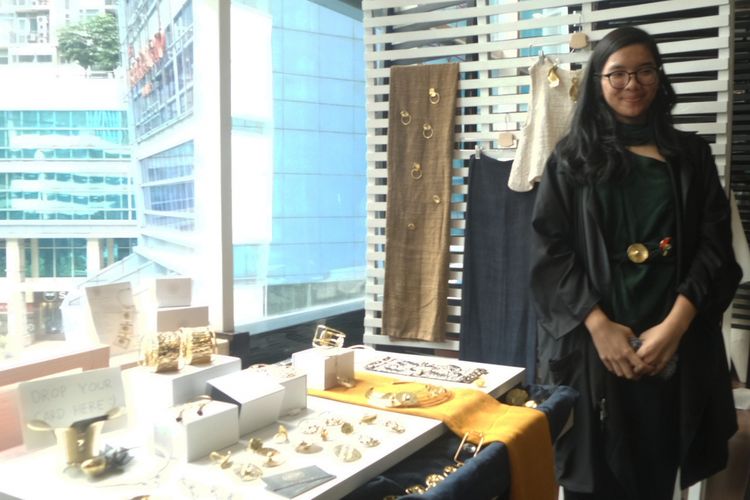 Rilya Krisnawati dengan label perhiasannya JUMPANONA di Istituto di Moda Burgo Indonesia, Selasa (23/1/2018).