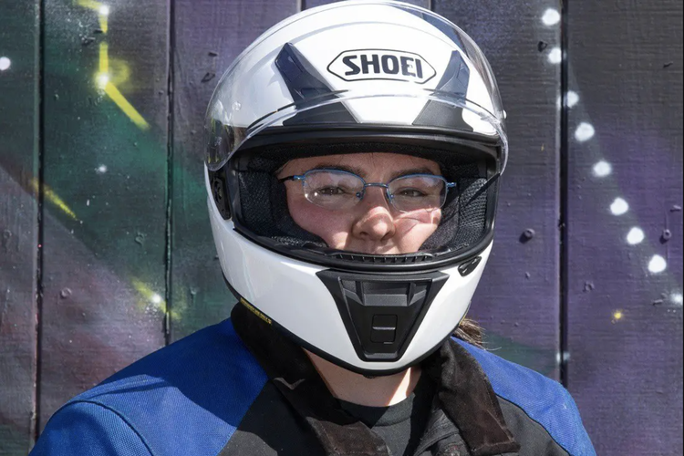 Tips naik motor dengan helm full-face untuk pengendara berkacamata
