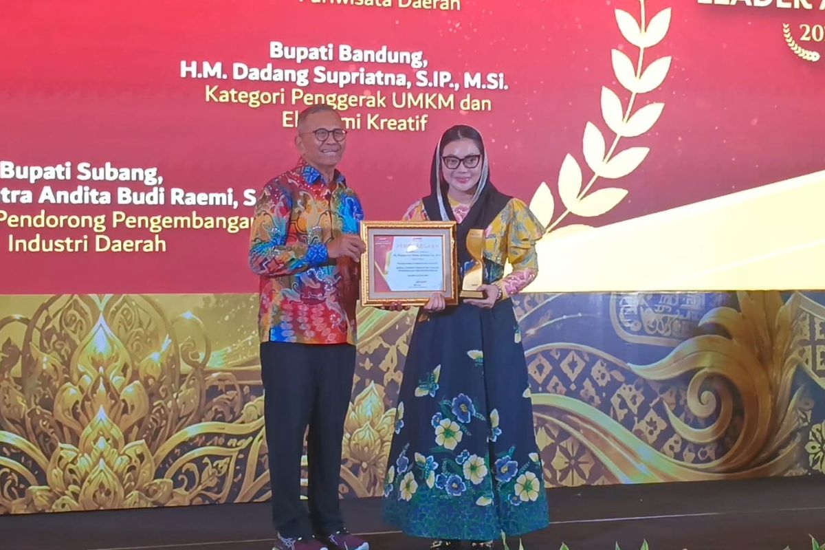 Bupati Brebes Paramitha Widya Kusuma menerima penghargaan Disway Top Regional Leader Awards 2026 di JW Marriott Hotel, Jakarta, Kamis (11/6/2026). Penghargaan tersebut diberikan atas kepemimpinannya dalam mendorong pembangunan daerah, khususnya penguatan sektor pertanian dan ketahanan pangan.
