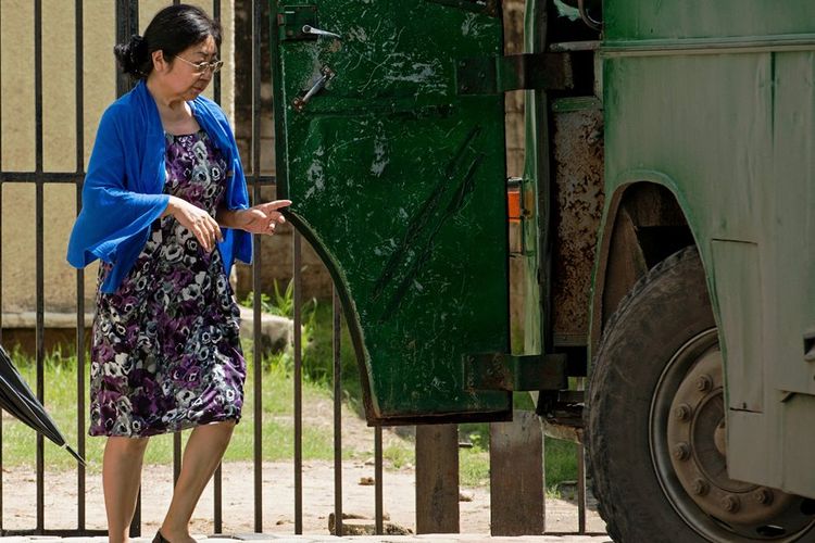 Yang Feng Lan (69), wanita asal China, yang dijuluki Ratu Gading, terfoto saat meninggalkan gedung pengadilan di Tanzania, pada 2016 silam.