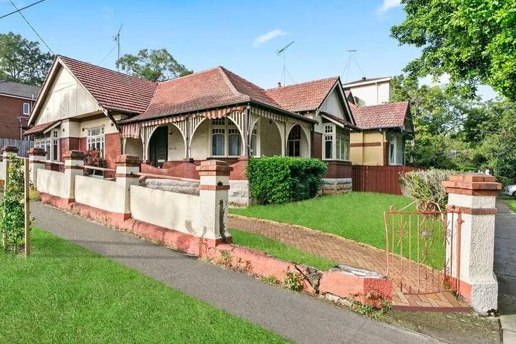 Rumah di Kensington, Australia, ini tidak memiliki dapur, toilet, air, listrik, bahkan ada ular di halaman belakangnya, tetapi laku terjual seharga 4.705.000 dollar Australia (Rp 51,57 miliar).