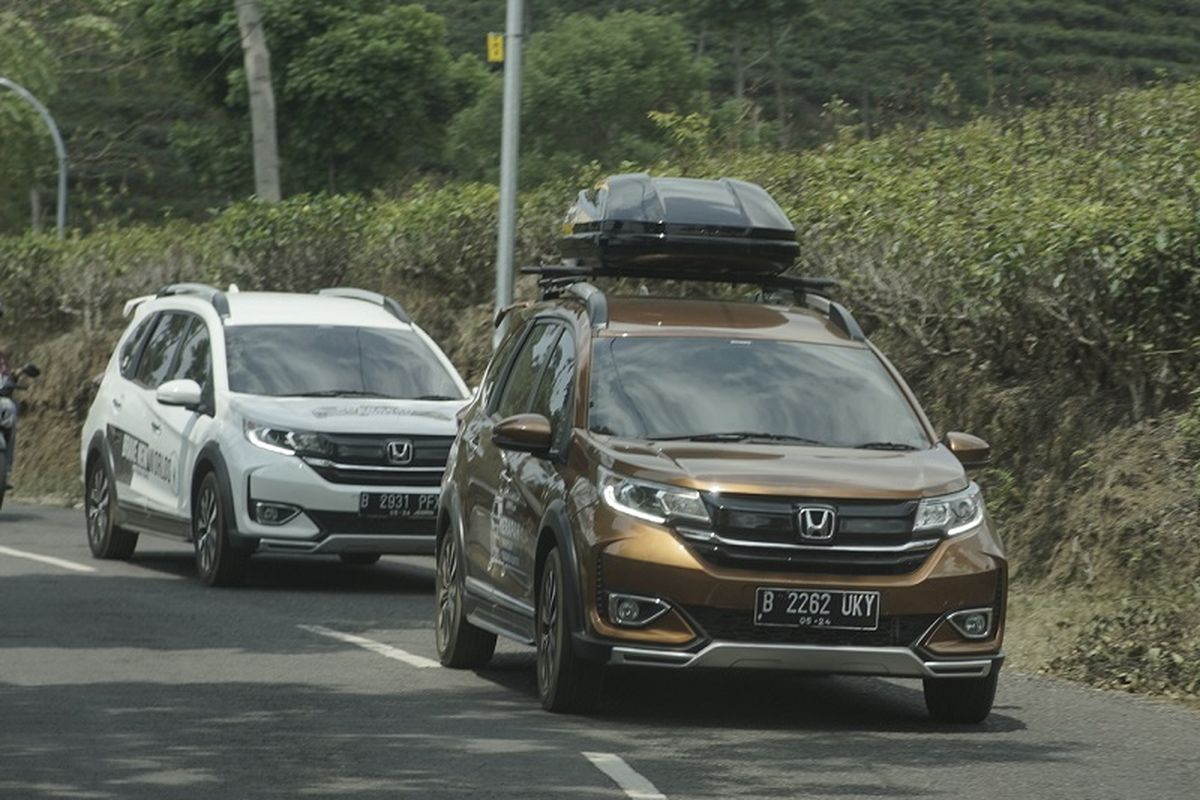 Honda BR-V melintasi jalur Tawangmangu menuju Candi Ceto