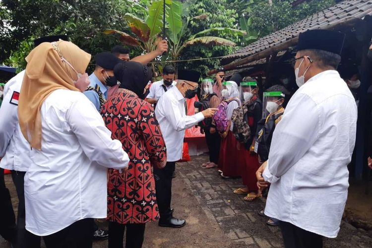 Wakil Presiden Ma'ruf Amin mengunjungi lokasi terdampak gempa di Kampung Cibeulah, Desa Munjul, Kecamatan Munjul, Kabupaten Pandeglang, Provinsi Banten, Kamis (20/1/2022).