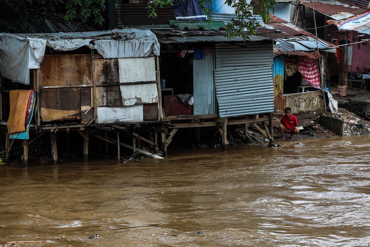 Suasana debit air di bantaran sungai ciliwung naik di Kawasan Manggarai, Jakarta Pusat, Selasa (22/9/2020). Sebelumnya, Bendung Katulampa, Bogor, Jawa Barat berstatus siaga 1 dengan tinggi muka air (TMA) mencapai 240 sentimeter pada pukul 18.00 WIB. Hal tersebut dikarenakan wilayah Bogor, Jawa Barat diguyur hujan deras.