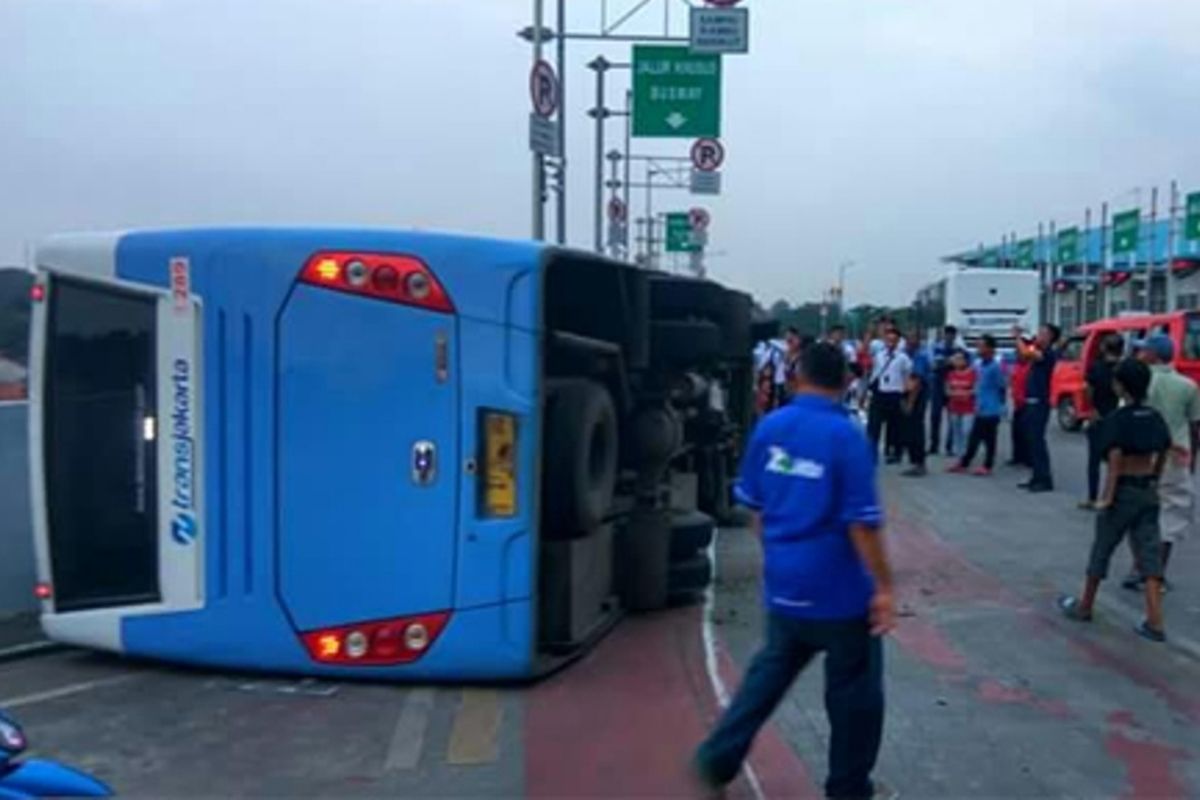 Bus pengumpan transjakarta terguling di Terminal Terpadu Pulogebang, Cakung, Jakarta Timur, Minggu (16/4/2016) sekitar pukul 18.00 WIB. 