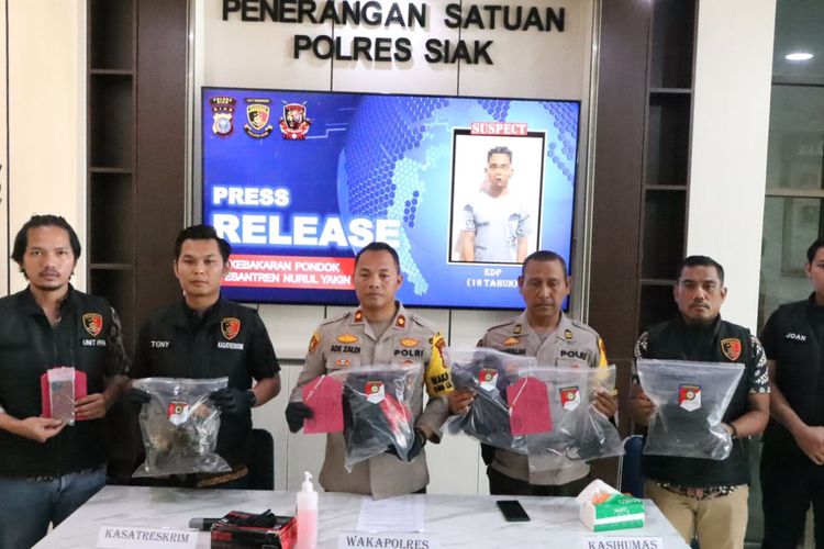 Polres Siak, Riau, saat melakukan konferensi pers pengungkapan kasus pembakaran tiga santri yang mengakibatkan dua orang tewas, Jumat (22/3/2024).