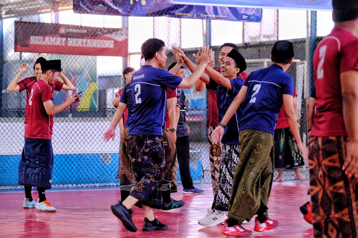 Calon wakil presiden (cawapres) nomor urut 2 Gibran Rakabuming Raka bermain futsal bertajuk ?Fun Futsal Sarungan Bareng Samsul? dengan para gus saat bersilaturahmi dengan para gus dan ning dari berbagai pondok pesantren se-Pulau Jawa, Sabtu (6/12/2023).