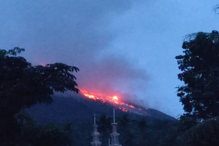 Guguran lava Gunung Karamgetang terlihat dari Desa Hiung, Sitaro, Sulut, Rabu (8/2/2023).