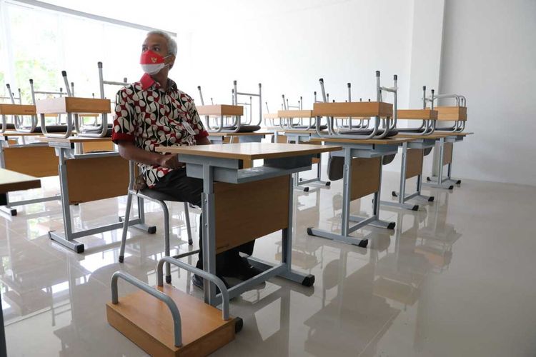 Gubernur Ganjar Pranowo saat menjajal duduk di rumah kelas SMAN Tawangmangu, Rabu (15/6/2022)