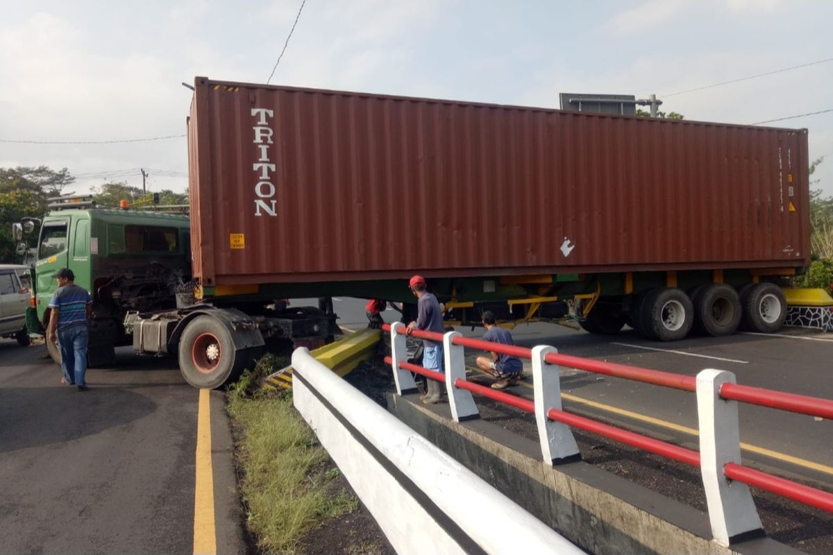 Truk yang mengalami rem blong hingga menutup jalan bersiap dievakuasi