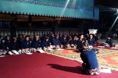 Tradisi Topo Bisu Lampah Mubeng Benteng Keraton di Yogyakarta