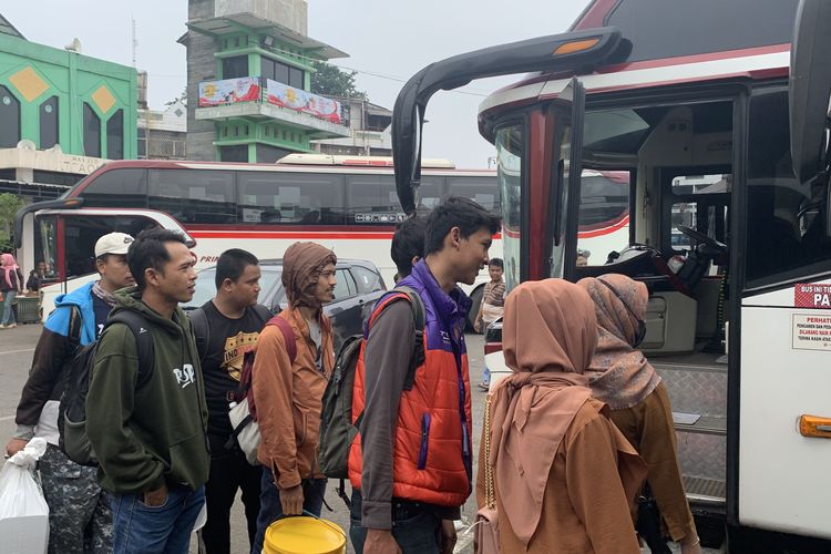 Situasi para pemudik yang hendak mudik ke kampung halaman di Terminal Induk Bekasi Jalan Margahayu, Kecamatan Bekasi Timur, Kota Bekasi, Selasa (2/4/2024).