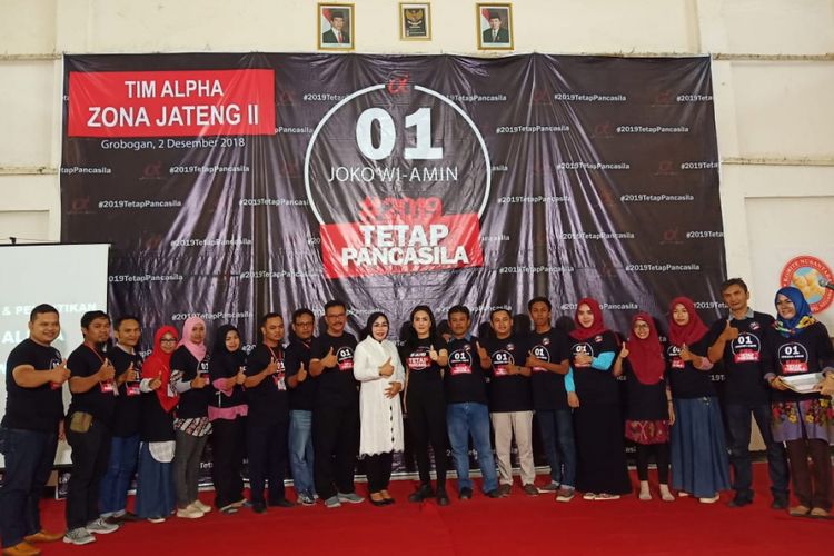 P?olitisi PDI Perjuangan yang juga Ketua Umum Nasional Relawan Tim Alpha Rieke Diah Pitaloka ?dan Bupati Grobogan Sri Sumarni berfoto bersama tim Alpha Grobogan di Gedung Wisuda Budaya, Purwodadi, Kabupaten Grobogan, Jateng, Minggu (2/12/2018).