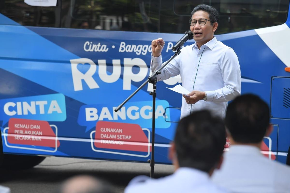 Gus Halim menukarkan uang rupiah lamanya dengan uang tunai baru di Mobil Kas Keliling BI di halaman Gedung Kemendesa PDTT, Jakarta, Senin (25/4/2022).