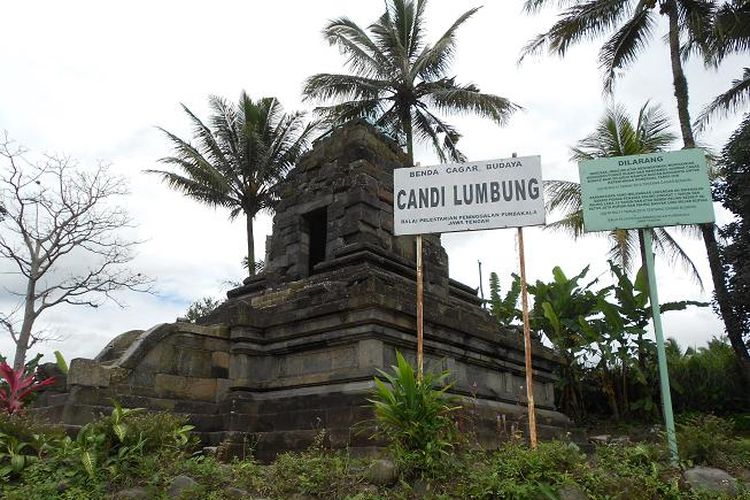 Candi Lumbung Sengi setelah dipindahkan ke Dusun Tlatar, Desa Krogowanan, Kecamatan Sawangan, Kabupaten Magelang.