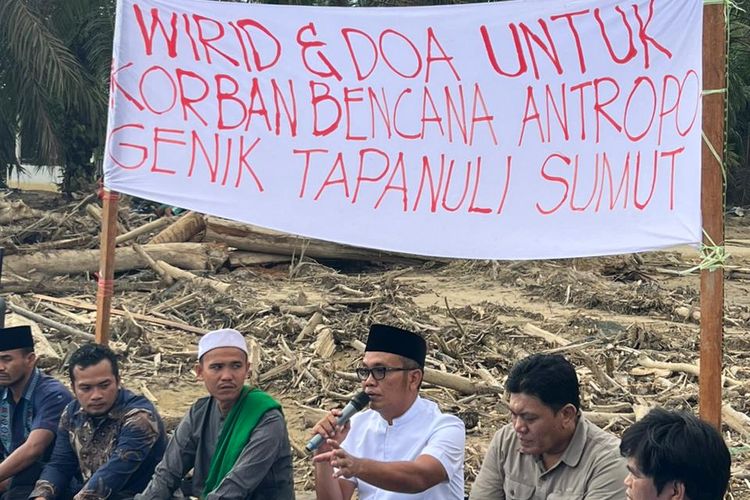 Wasekjen PBNU Rahmat Hidayat Pulungan bersama ratusan korban banjir bandang di Desa Kutaraja, Kecamatan Muara Batangtoru (Mabang), Tapanuli Selatan, Sumatera Utara, mengikrarkan Sumpah Tapanuli, Kamis (8/1/2026)
