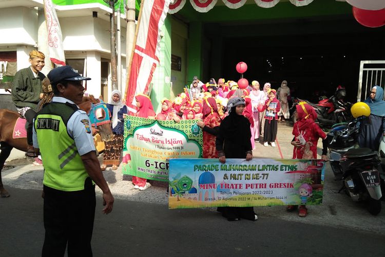 Kemeriahan acara pawai siswi MINU Tratee Putri Gresik, dalam menyambut tahun baru hijriyah dan momen Agustusan, Jumat (12/8/2022). *** Local Caption *** Kemeriahan acara pawai siswi MINU Tratee Putri Gresik, dalam menyambut tahun baru hijriyah dan momen Agustusan, Jumat (12/8/2022).