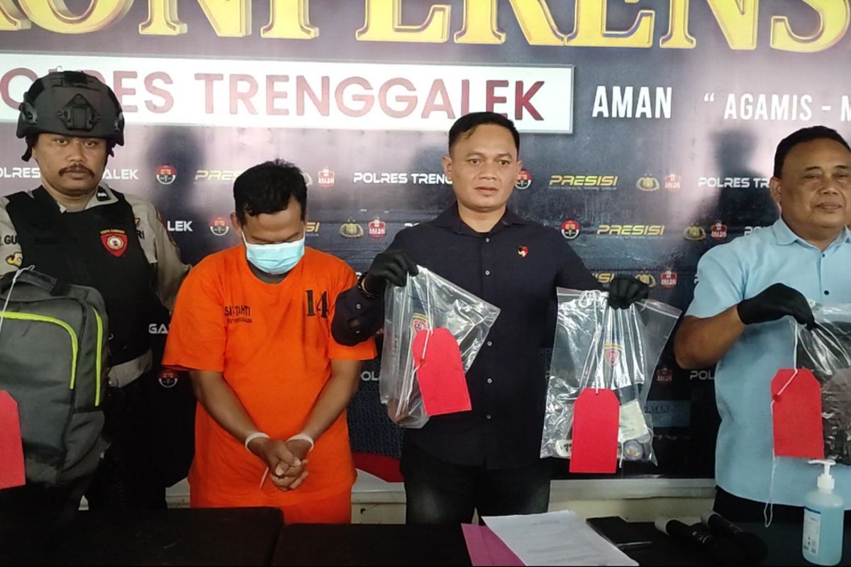 #---Polisi menunjukkan barang bukti, kasus pembunuhan di kamar salah satu hotel di Kabupaten Trenggalek, Kamis (10/04/2025) ---#