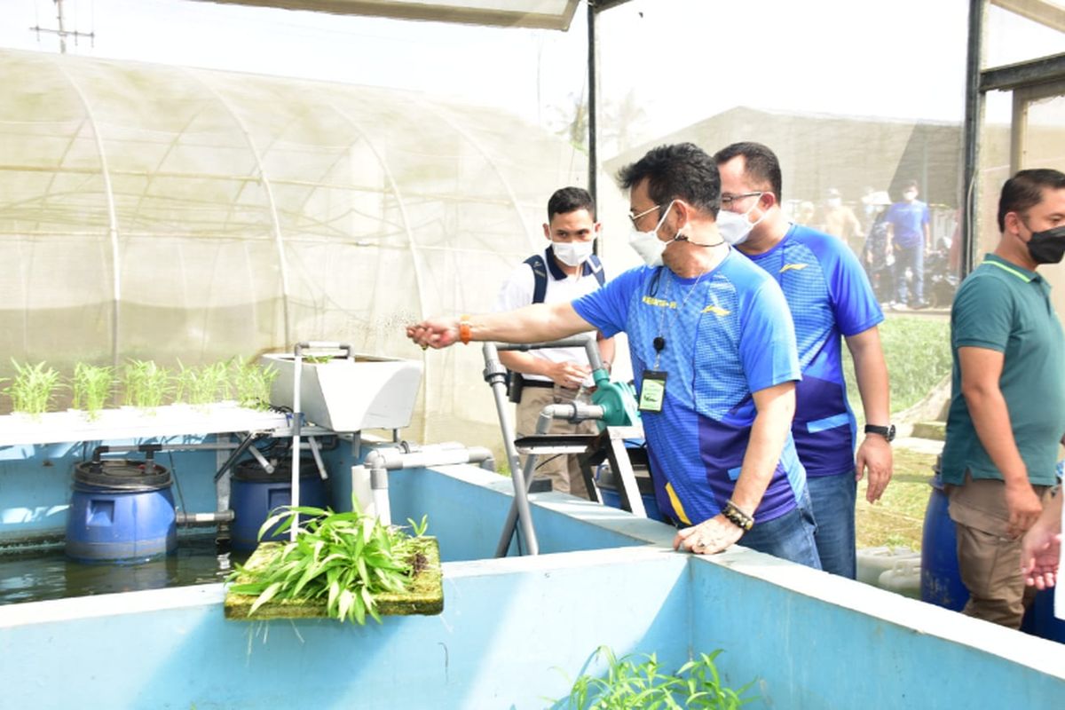 Menteri Pertanian Syahrul Yasin Limpo bersama Menteri Koperasi dan Usaha Kecil Menengah (Menkop UKM) Teten Masduki dalam kunjungannya ke Institut Pertanian Bogor (IPB) pada Minggu (30/5/2021).