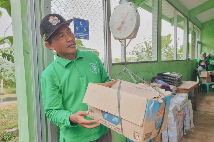 Pengurus Bank Sampah Polaman Sejahtera Sie Pengangkutan Kroerudin menimbang sampah yang dikirim anggotanya ke kantor bank sampah, Kamis (10/11/2022).