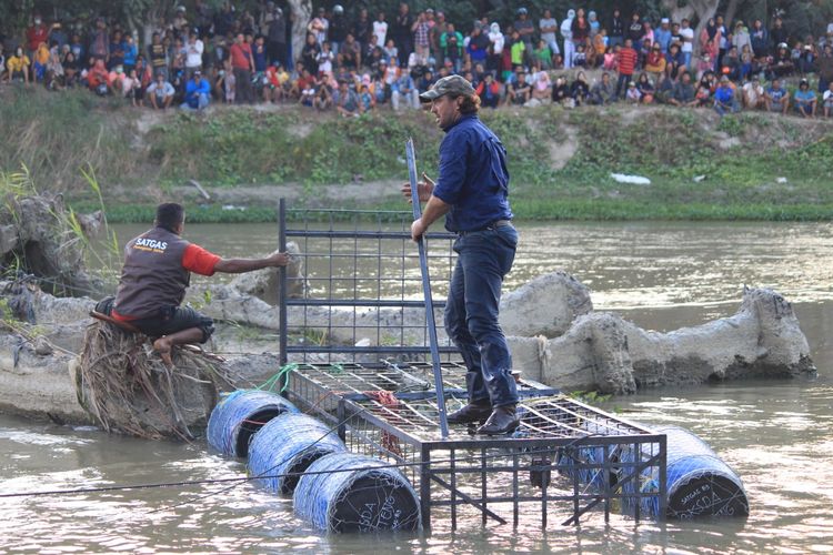 Matt Wright saat memasang perangkap untuk buaya berkalung ban di Sungai Palu, Sulawesi Barat.