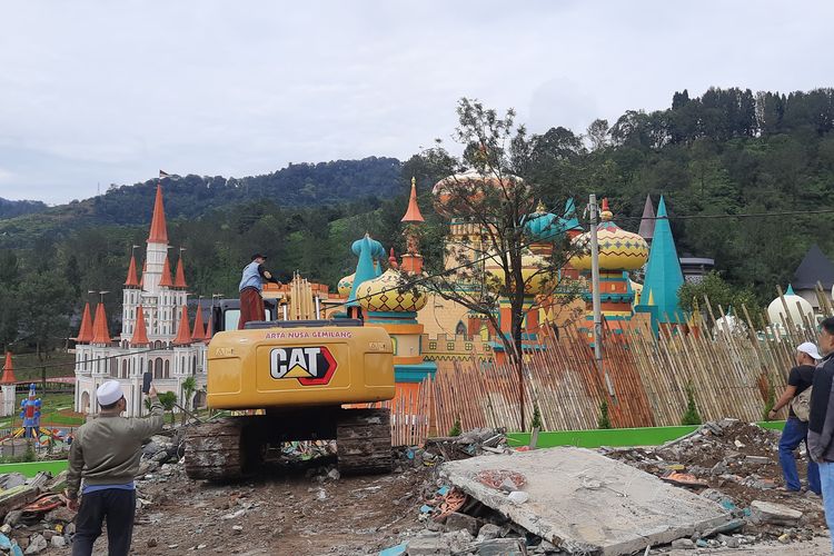 Ratusan warga menyerbu dan merangsek masuk ke dalam area wisata rekreasi Hibisc Fantasy Puncak Bogor, Jawa Barat, Jumat (7/3/2025). Warga yang berhasil masuk langsung menghancurkan bangunan wisata yang dikelola Badan Usaha Milik Daerah (BUMD) PT Jaswita Jabar.