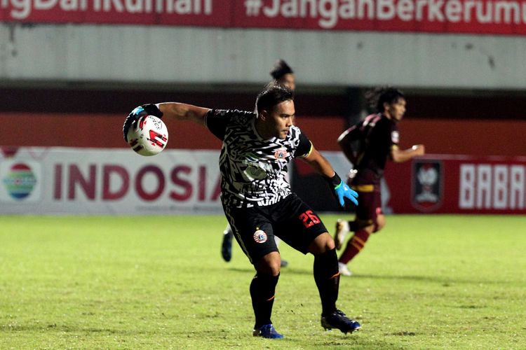 Kiper Persija Jakarta Andritany Ardhiyasa saat babak semifinal Piala Menpora 2021 melawan PSM Makassar yang berakhir dengan skor 0-0 di Stadion Maguwoharjo Sleman, Kamis (15/04/2021) malam.