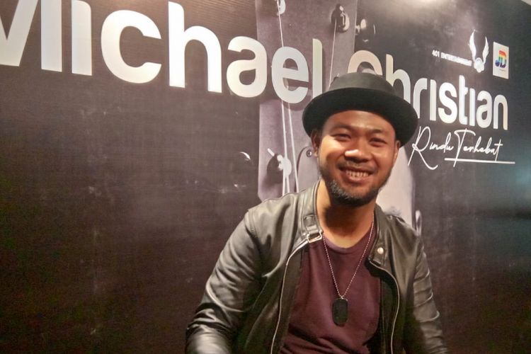 Gitaris dan pemain keyboard band Bagindas, Michael Christian alias Mike, merilis singel Rindu Terhebat sebagai vokalis dalam jumpa pers di kawasan Epiwalk Epicentrum, Rasuna Said, Jakarta Selatan, Jumat (15/2/2019).