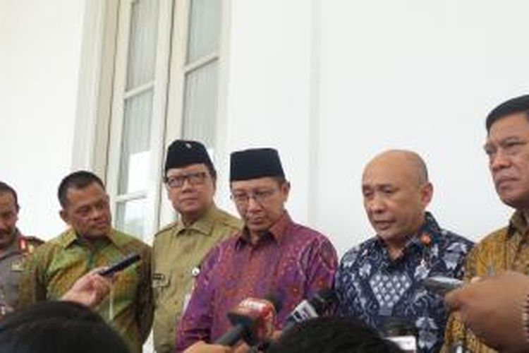 Tim Komunikasi Presiden Teten Masduki diapit para menteri saat menjelaskan insiden Tolikara, Papua di Istana Negara, Rabu (22/7/2015).