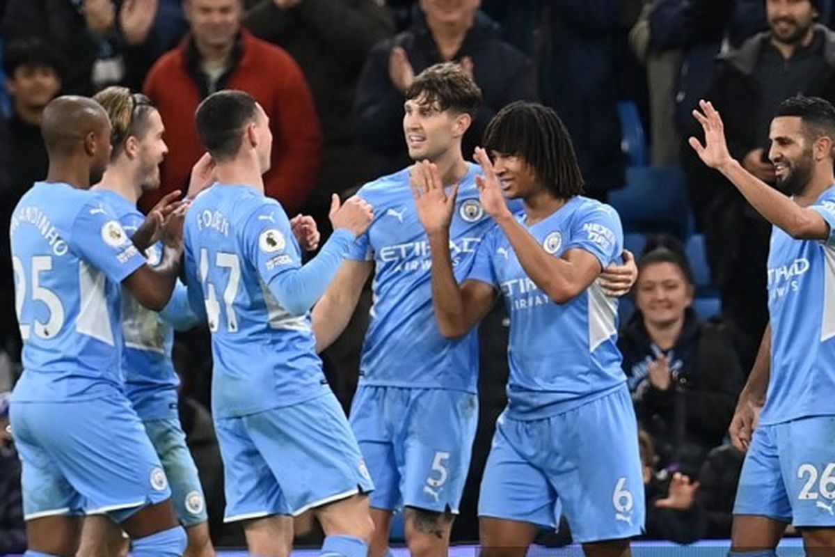 Para pemain Manchester City merayakan gol Nathan Ake ke gawang Leeds United pada laga pekan ke-17 Liga Inggris 2021-2022 di Stadion Etihad, Rabu (15/12/2021) dini hari WIB.