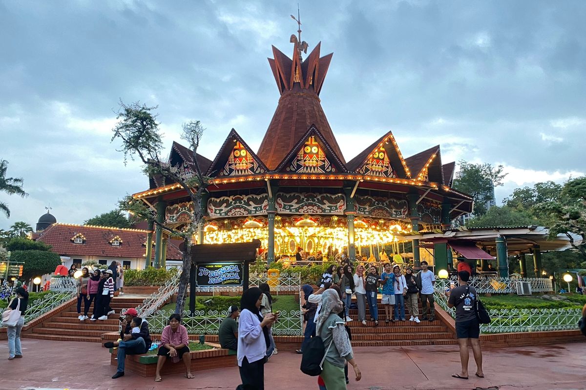 Suasana wahana di dalam Dufan, Ancol, Jakarta Utara, pada Kamis (22/12/2022). 