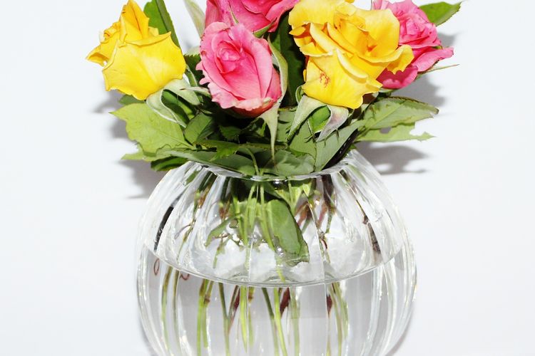 Ilustrasi bunga potong di dalam vas. 