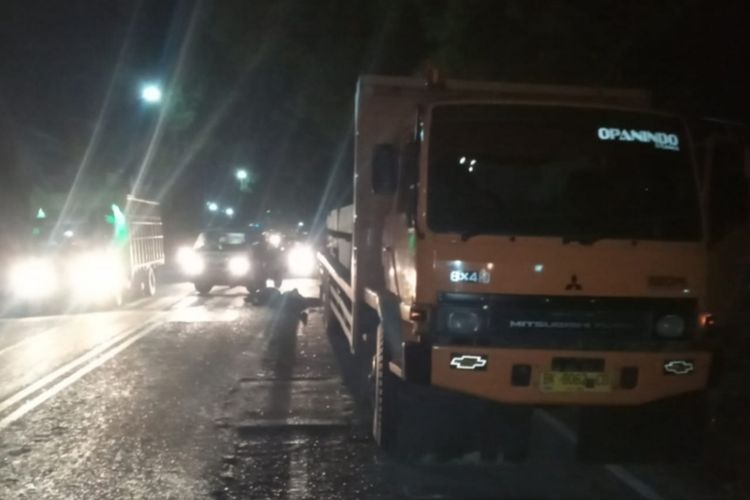 Truk Mitsubishi Fuso parkir di sisi jalan di Jalan Medan KM 6 Kecamatan Siantar Martoba. Dua orang tewas setelah menabrak bagian belakang truk tersebut, Kamis (19/8/2021).