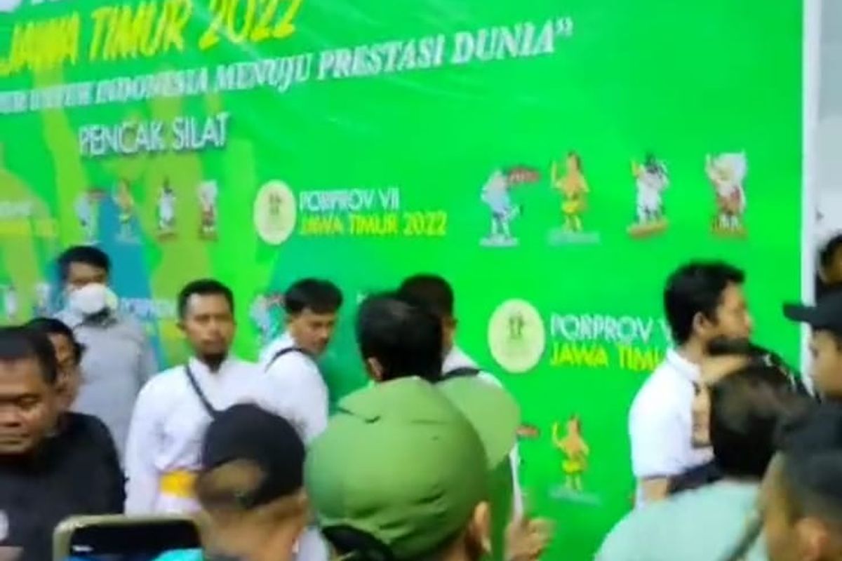 Pertandingan semifinal pencak silat antara Jember melawan Surabaya di Porprov Jatim berujung ricuh. 
